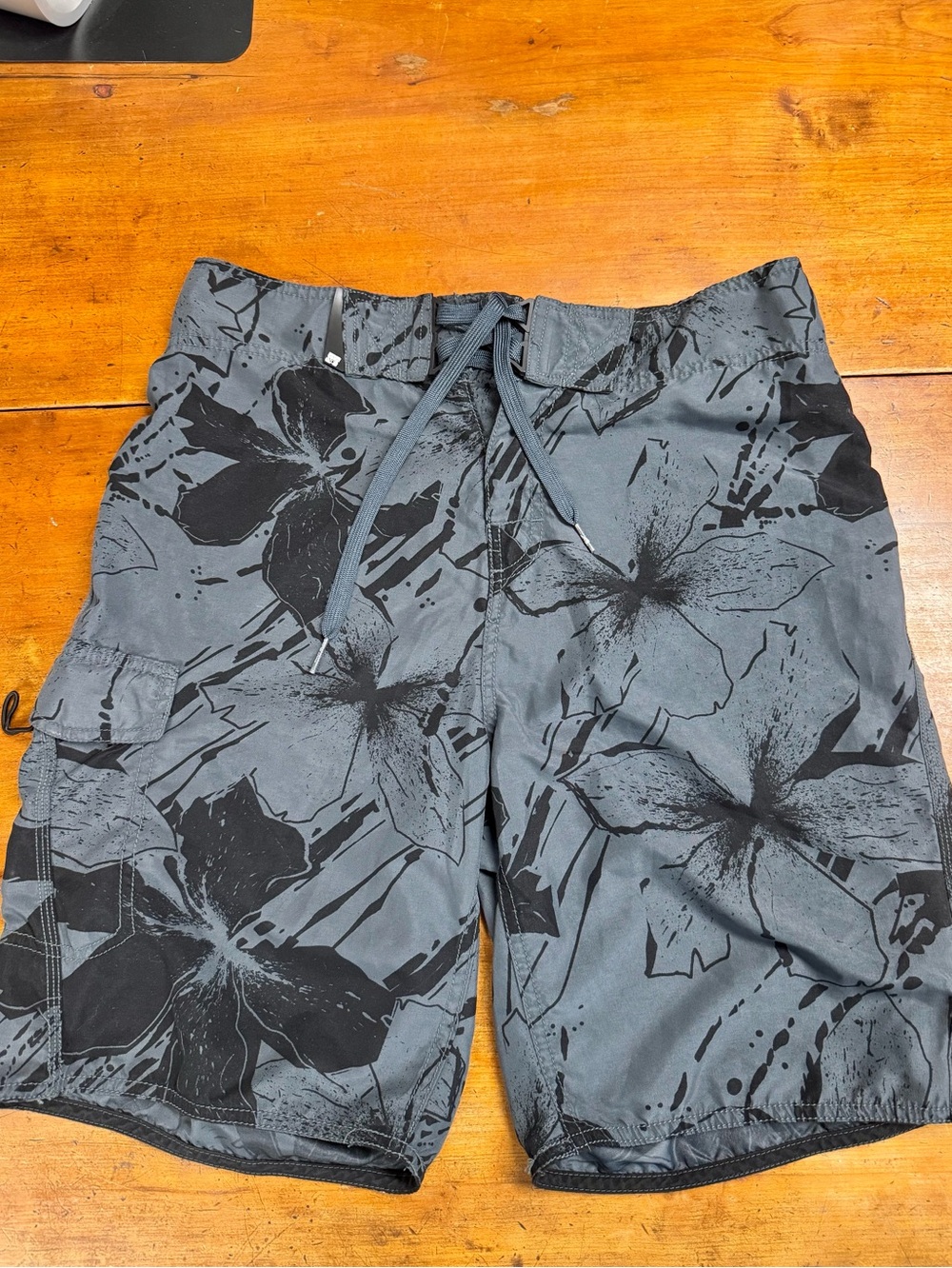 Body Glove, Men’s Gray and Black Floral Board Shorts, Size 28